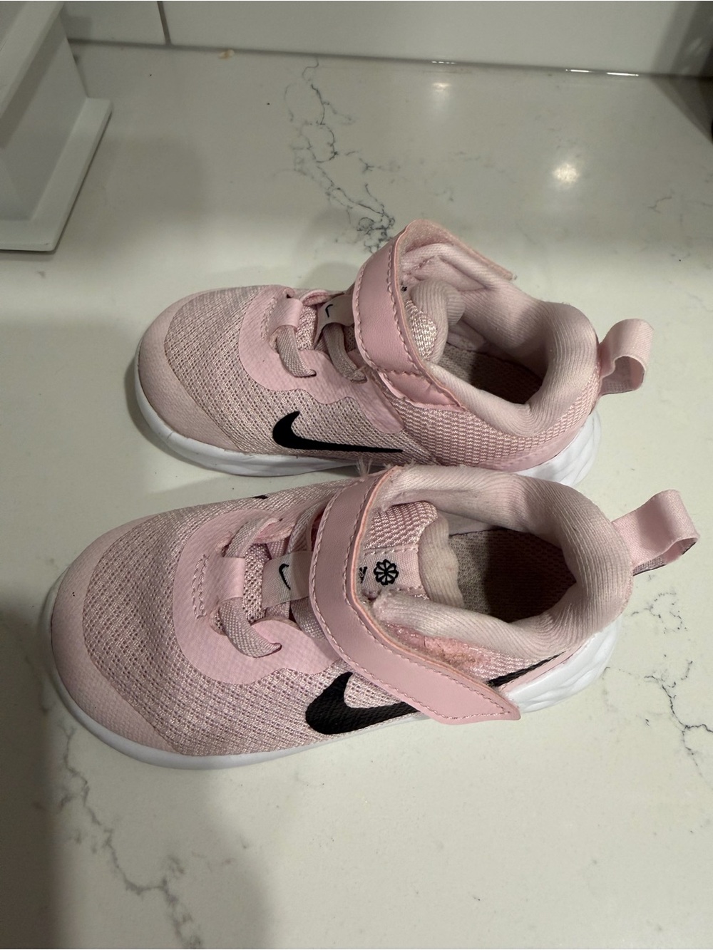 Nike Kids Pink Mesh swoosh Hook-and-Loop Athletic Sneakers- Velcro closure sz 6